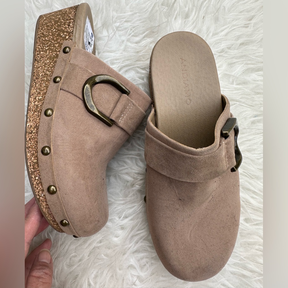 Women Andiamo sí Tan Clogs with Bronze Accents